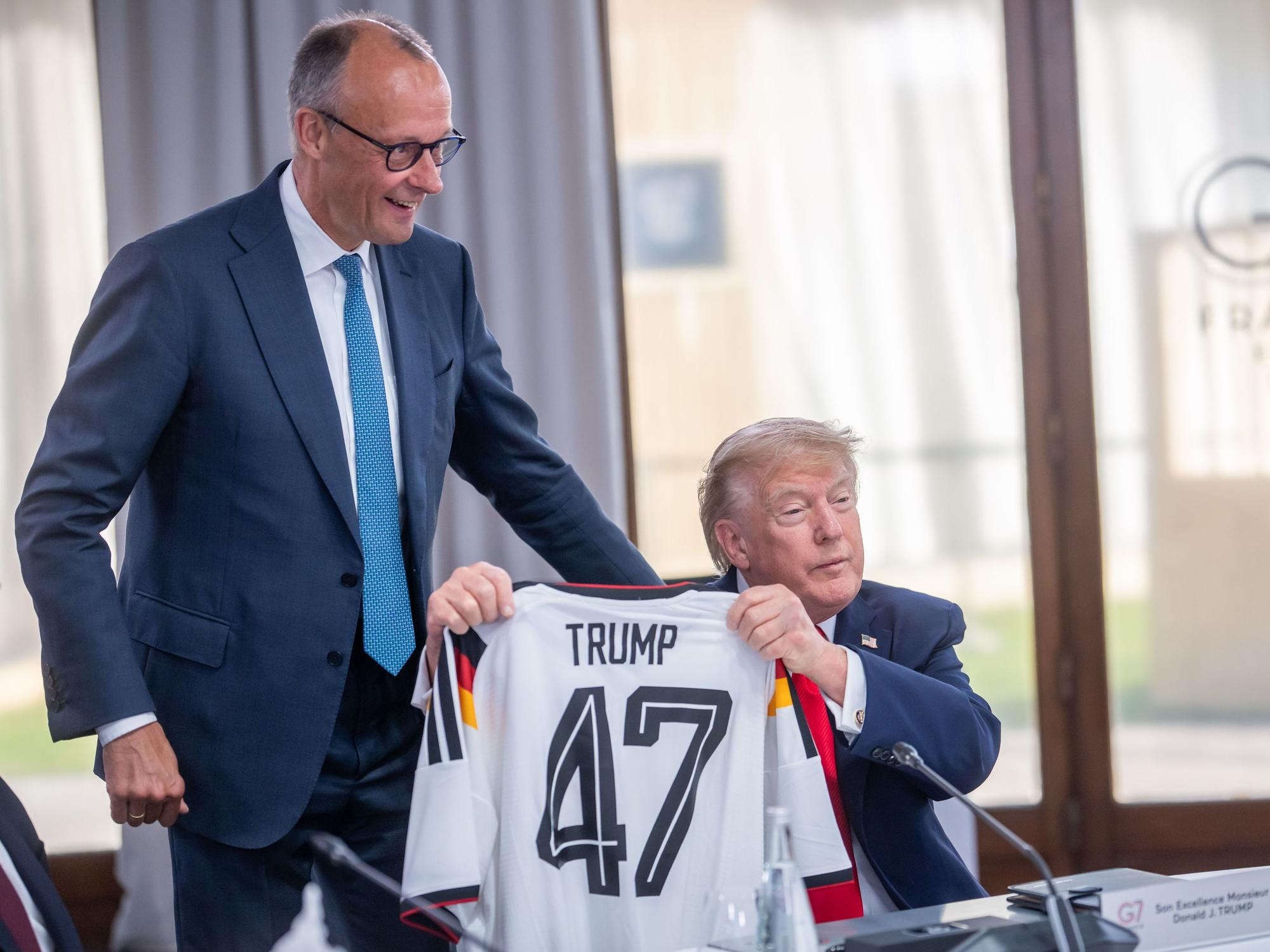 Bundeskanzler Friedrich Merz gibt US-Präsident Donald Trump ein DFB-Trikot.