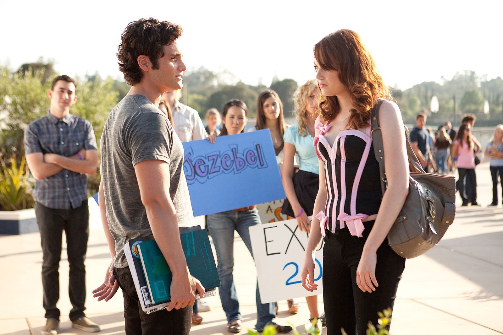Todd (Penn Badgley) vertraut Olive (Emma Stone) auch, als er die wildesten Gerüchte über sie hört.  (Bild: ZDF/Adam Taylor)