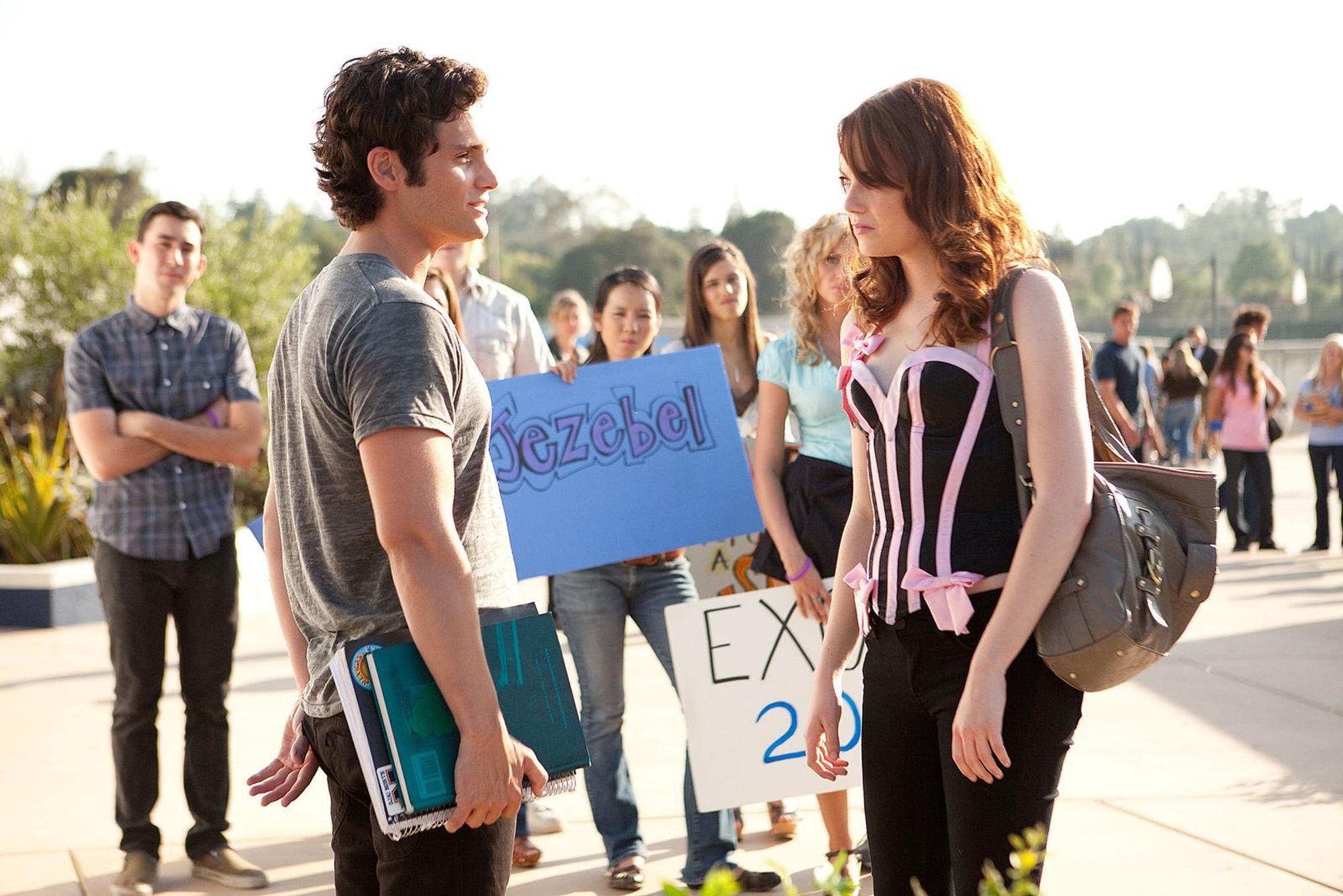 Todd (Penn Badgley) vertraut Olive (Emma Stone) auch, als er die wildesten Gerüchte über sie hört. (Bild: ZDF/Adam Taylor)
