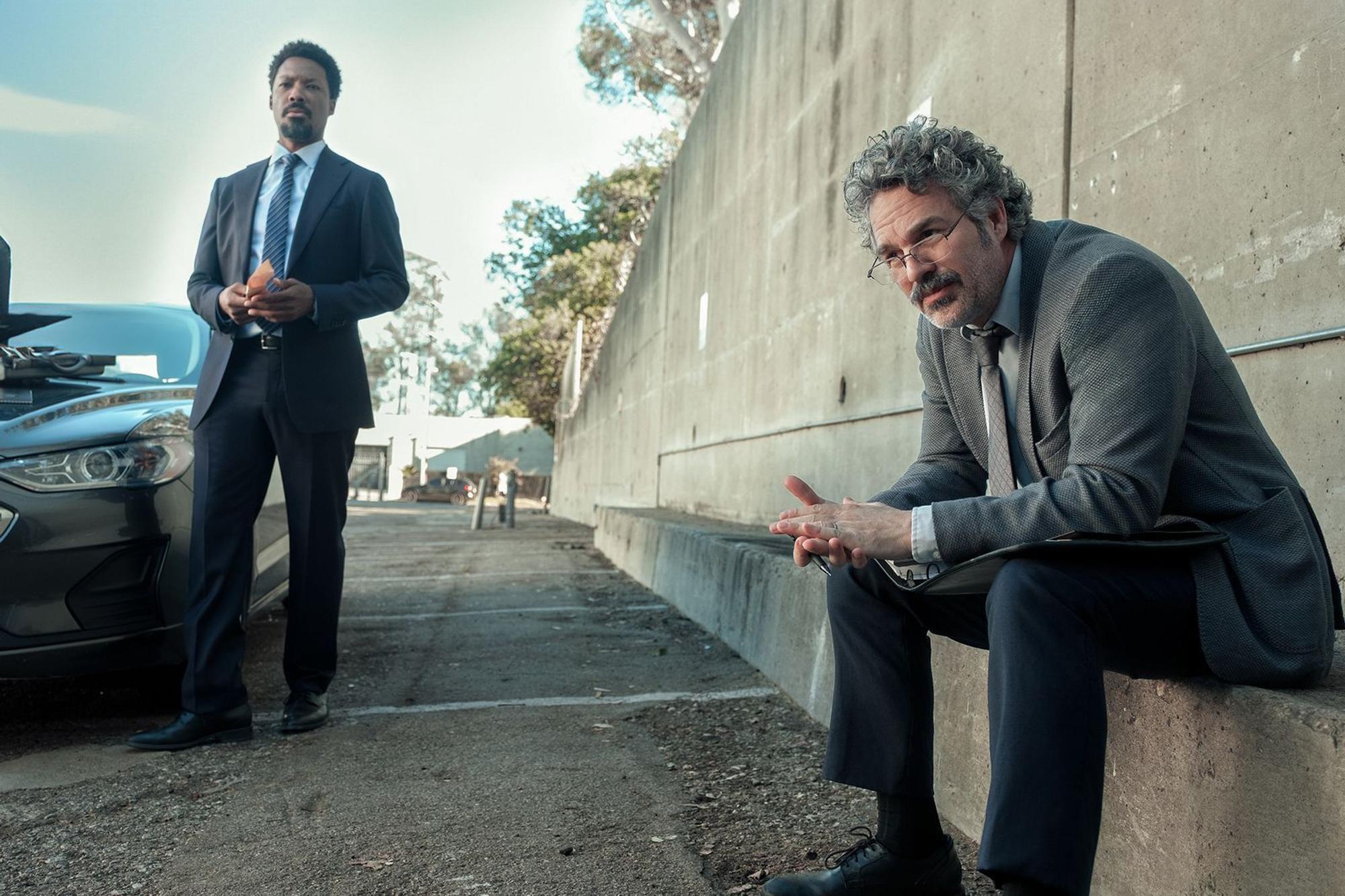 Detective Lubesnick (Mark Ruffalo, rechts, mit Corey Hawkins) hat erkannt, dass Mike Davis immer entlang der Route 101 zuschlägt. Aber reicht das auch, um den Gangster zu fassen? (Bild: Plaion Pictures/2025 Amazon MGM Studios Content Services LLC/Merrick Morton)