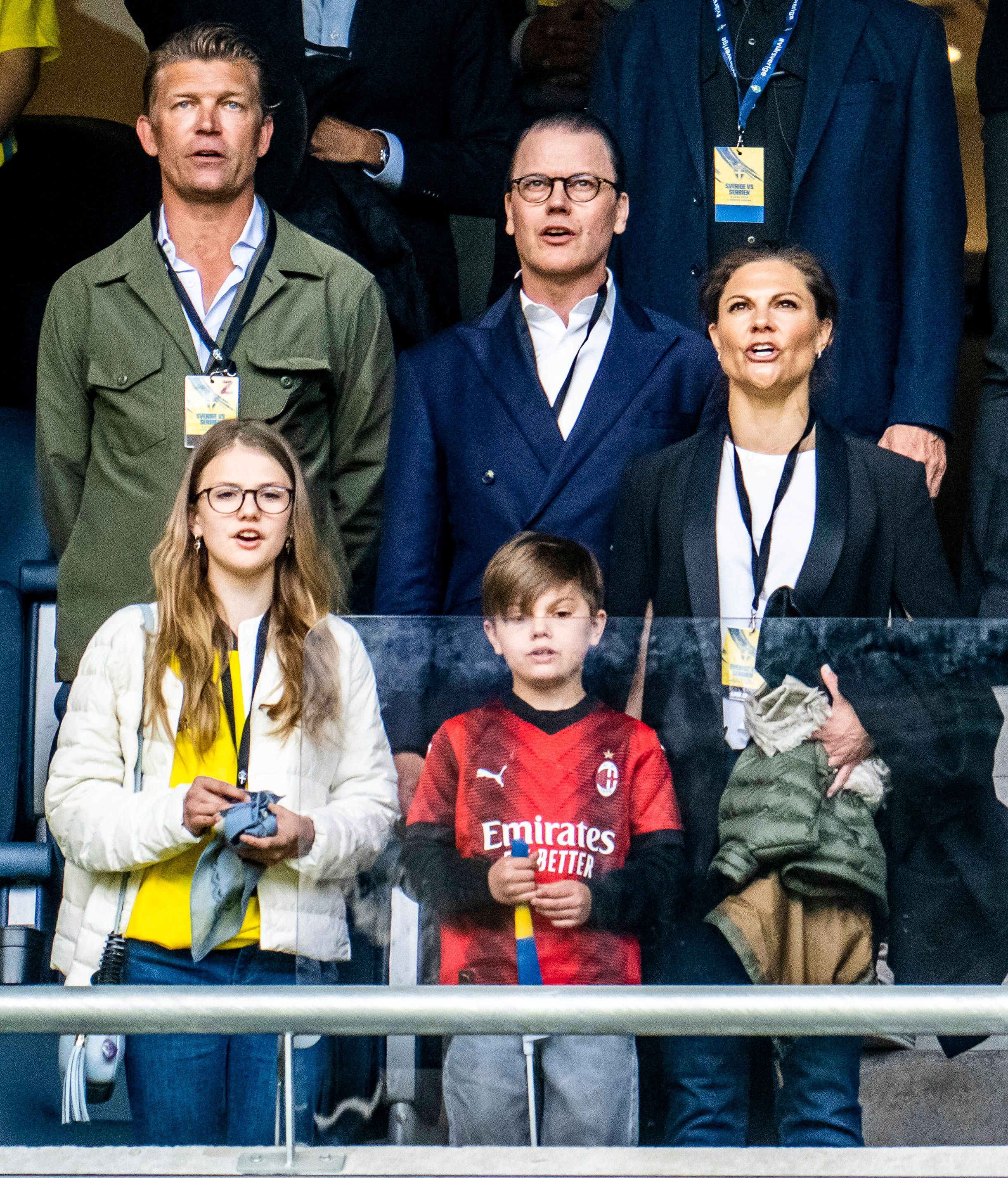 Prinzessin Estelle, Prinz Daniel, Kronprinzessin Victoria und Prinz Oscar fiebern bei einem Fußballspiel in Stockholm mit.