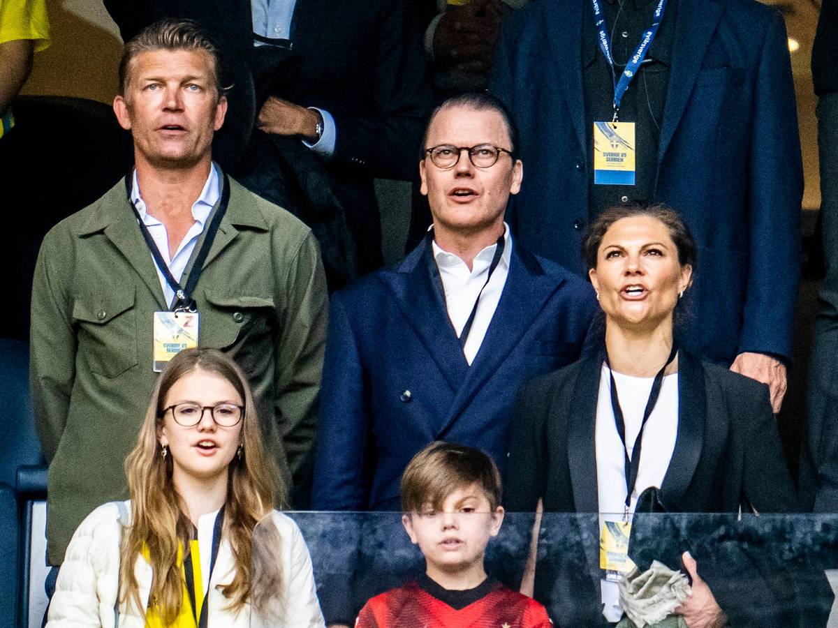Prinzessin Estelle, Prinz Daniel, Kronprinzessin Victoria und Prinz Oscar fiebern bei einem Fußballspiel in Stockholm mit.