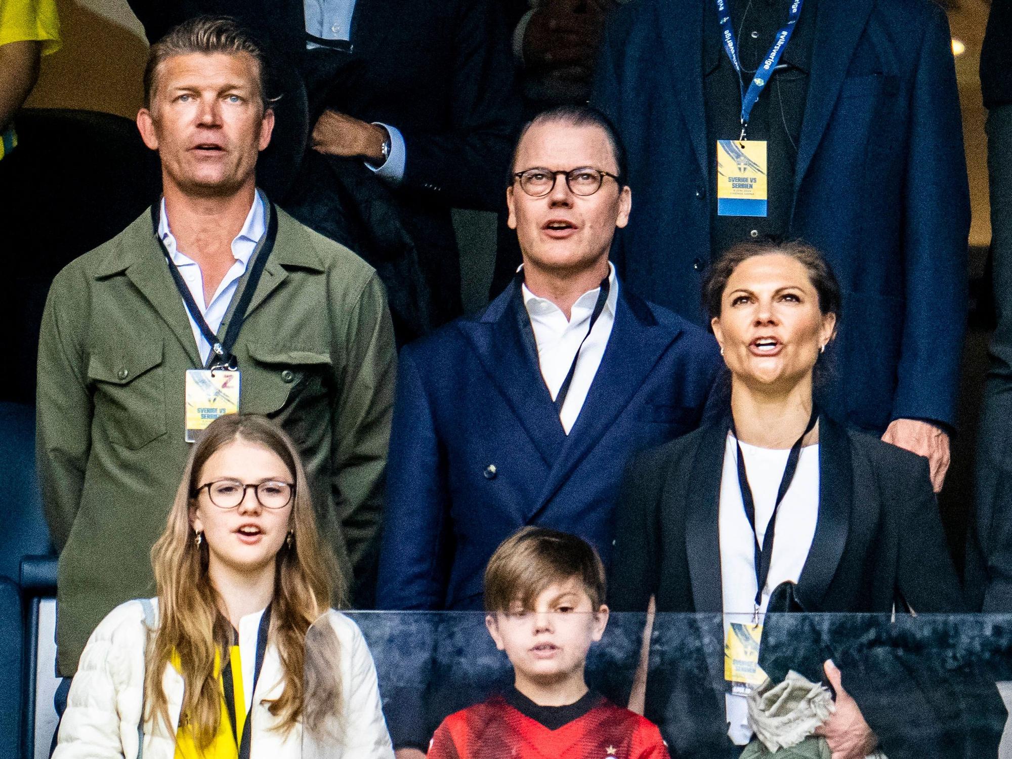 Prinzessin Estelle, Prinz Daniel, Kronprinzessin Victoria und Prinz Oscar fiebern bei einem Fußballspiel in Stockholm mit.