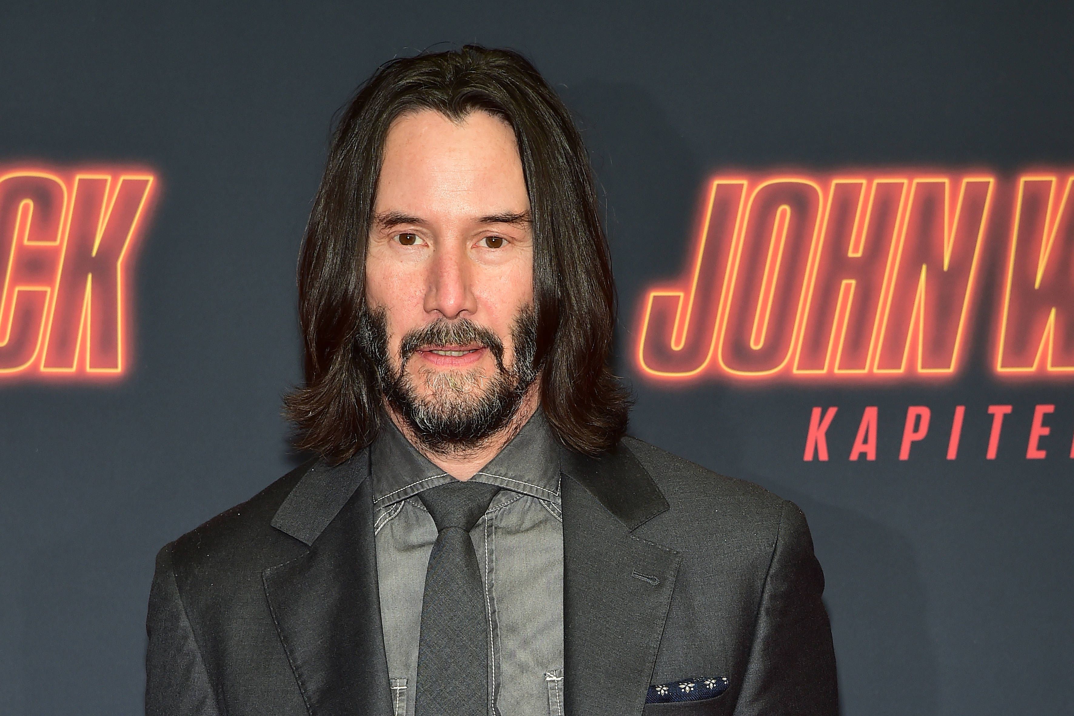 In seinem Blockbuster John Wick trägt Keanu Reeves noch schulterlanges Haar. In Köln wird die Mähne kürzer sein.