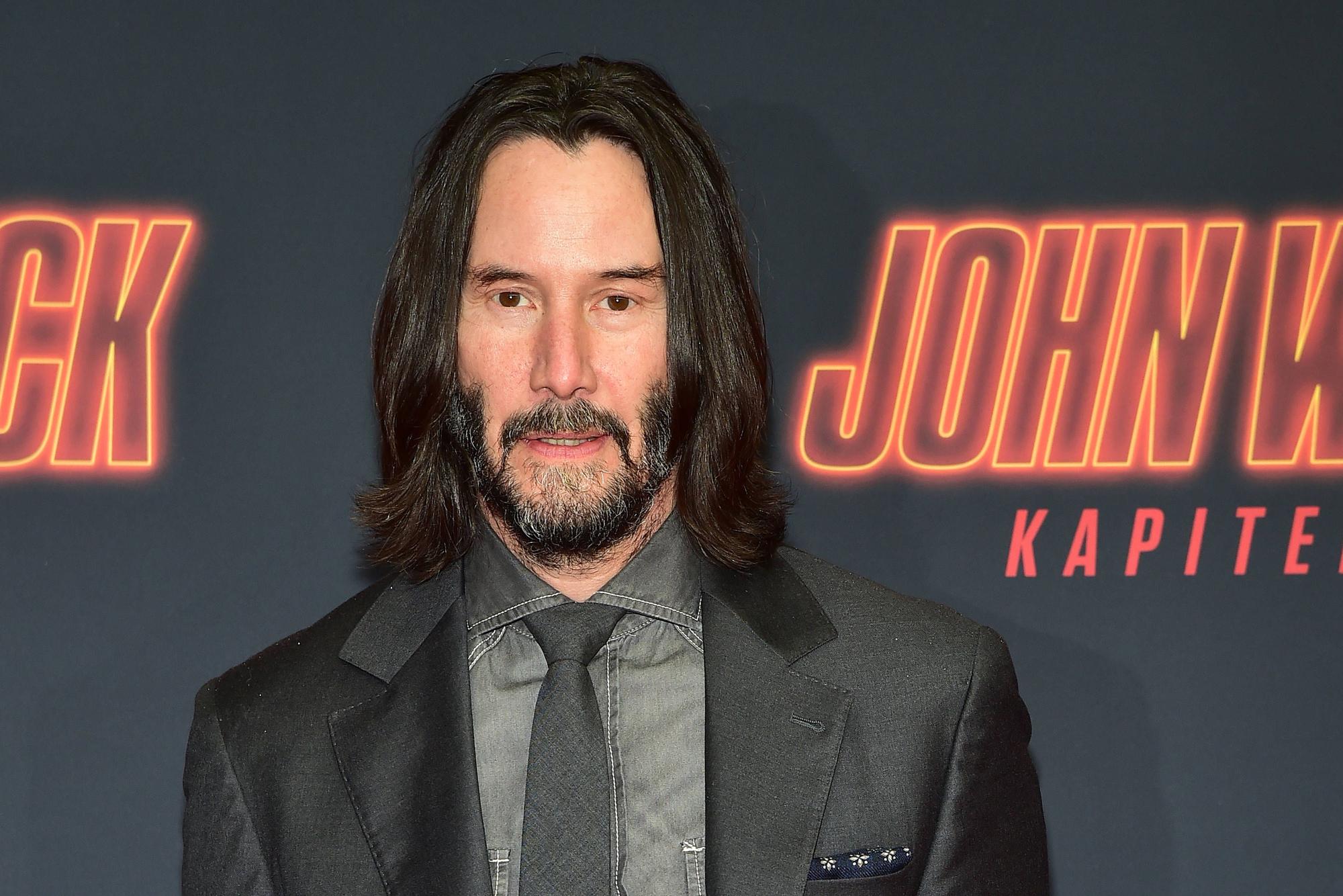 In seinem Blockbuster John Wick trägt Keanu Reeves noch schulterlanges Haar. In Köln wird die Mähne kürzer sein.