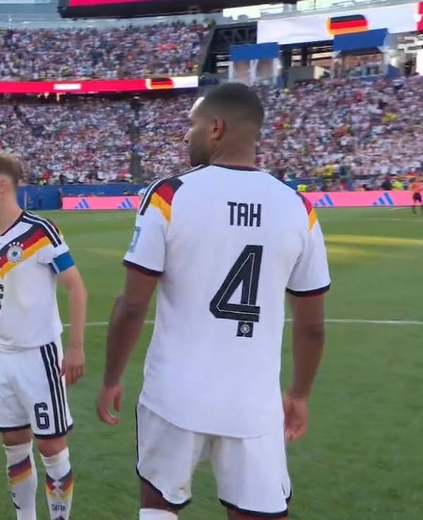Joshua Kimmich spricht mit den DFB-Stars beim Elfmeterschießen der WM 2026.