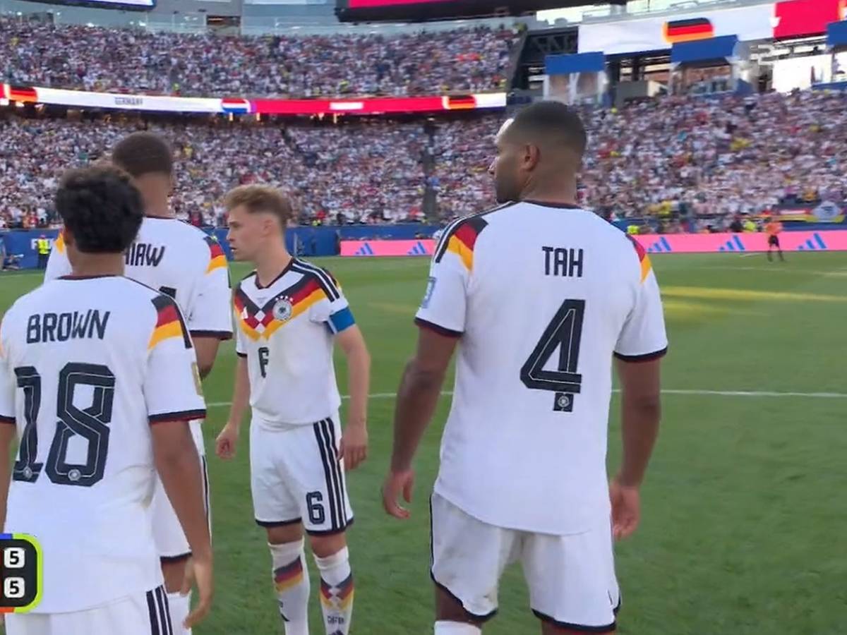 Joshua Kimmich spricht mit den DFB-Stars beim Elfmeterschießen der WM 2026.