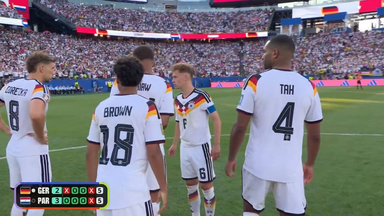 Joshua Kimmich spricht mit den DFB-Stars beim Elfmeterschießen der WM 2026.
