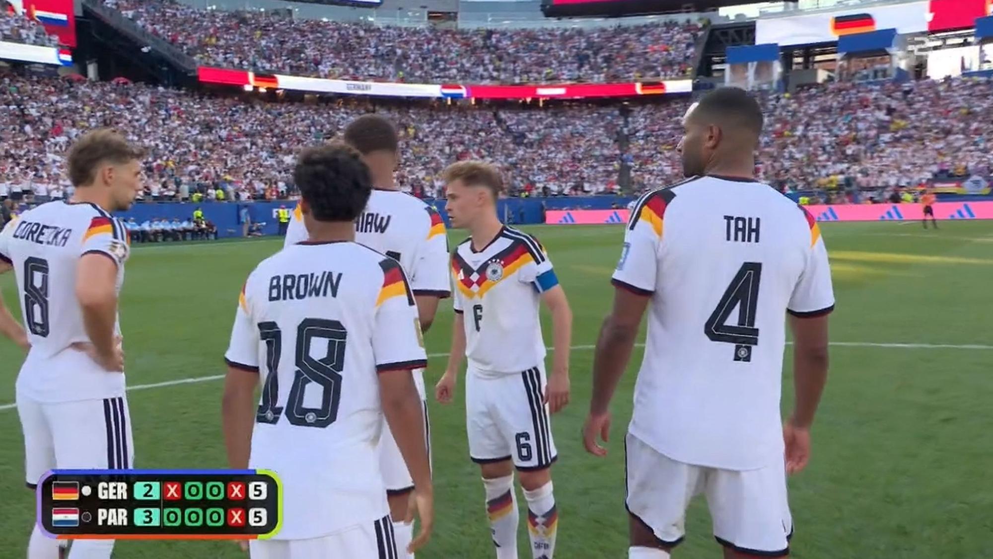Die DFB-Stars im Elfmeterschießen im Gespräch.