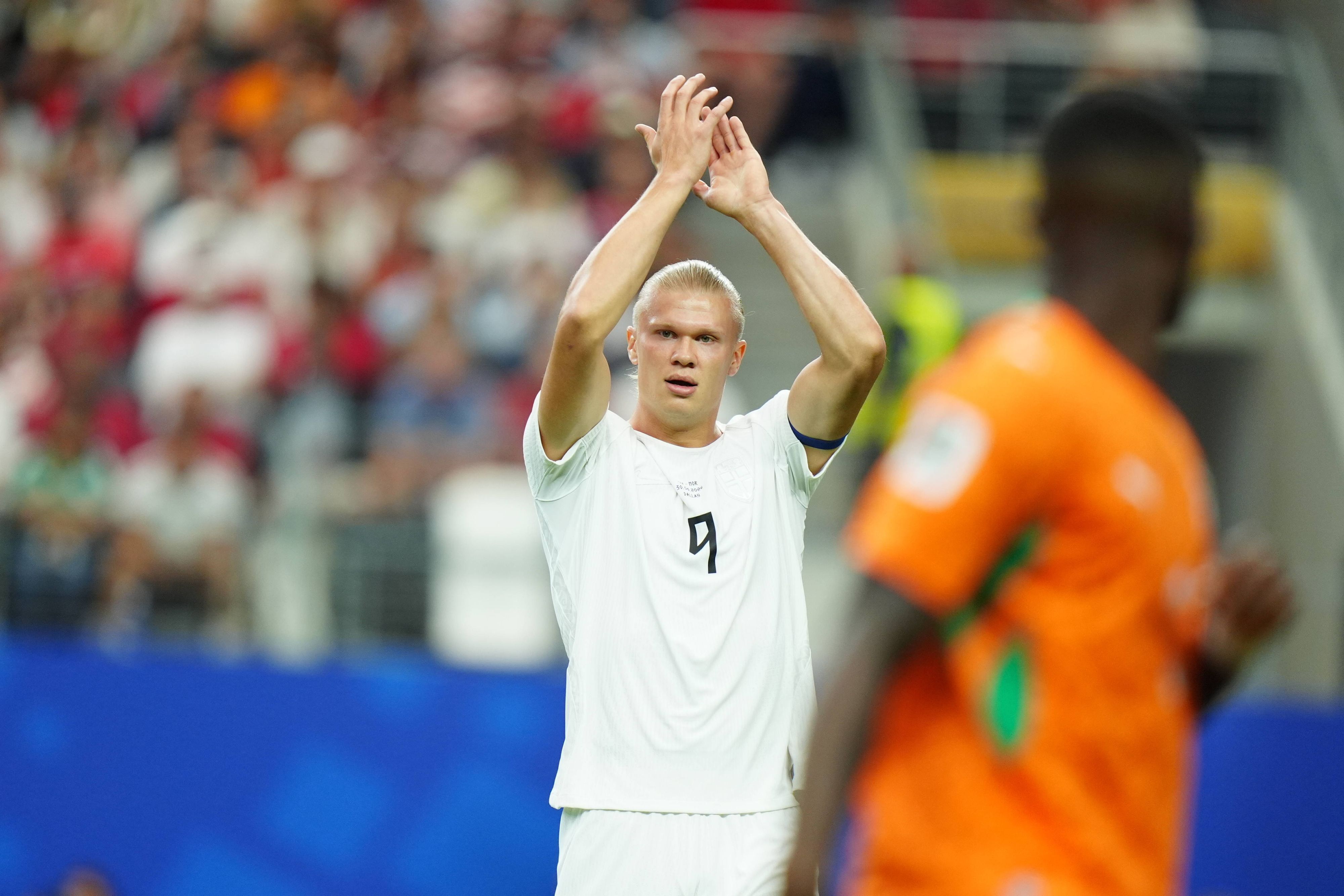 Erling Haaland klatscht den Fans zu.