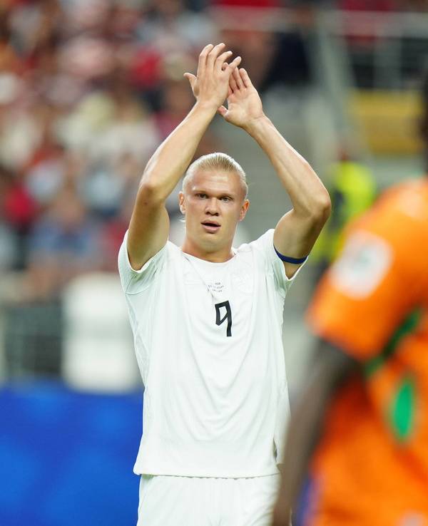 Erling Haaland klatscht den Fans zu.