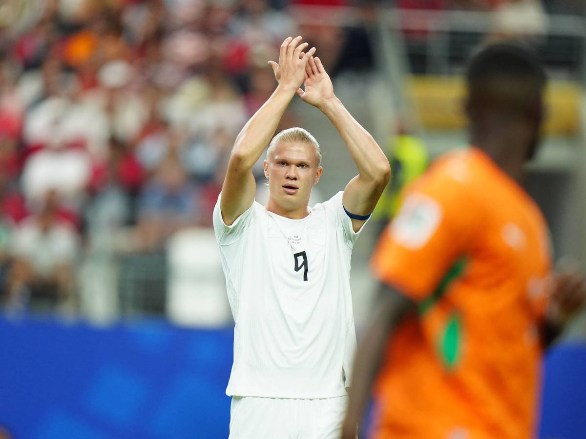 Erling Haaland klatscht den Fans zu.