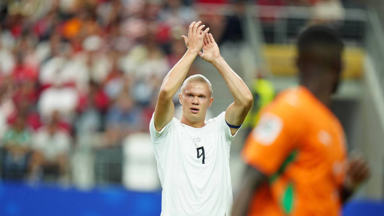 Erling Haaland klatscht den Fans zu.