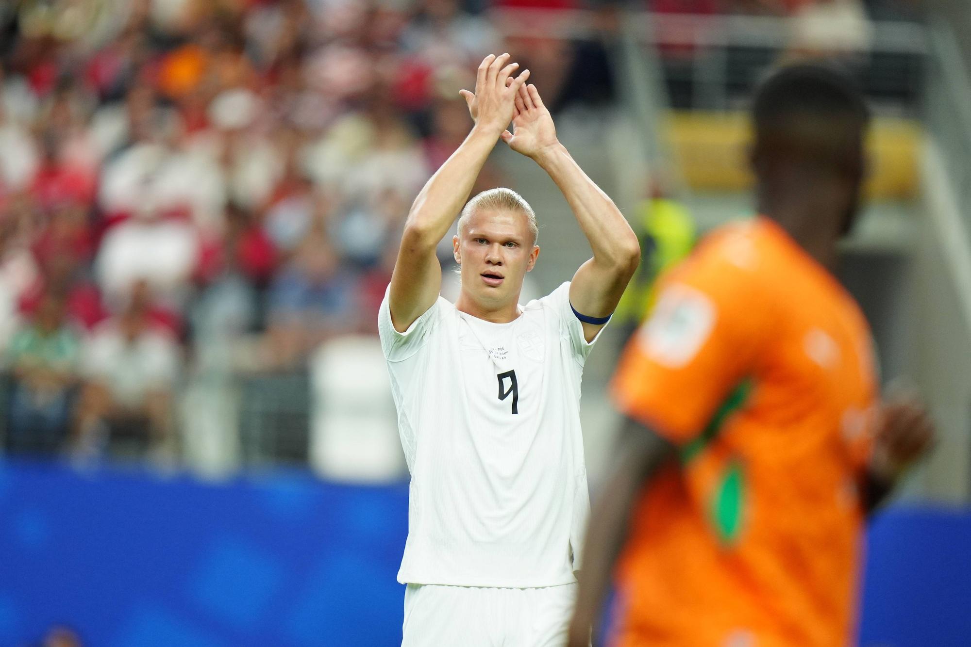 Erling Haaland klatscht den Fans zu.