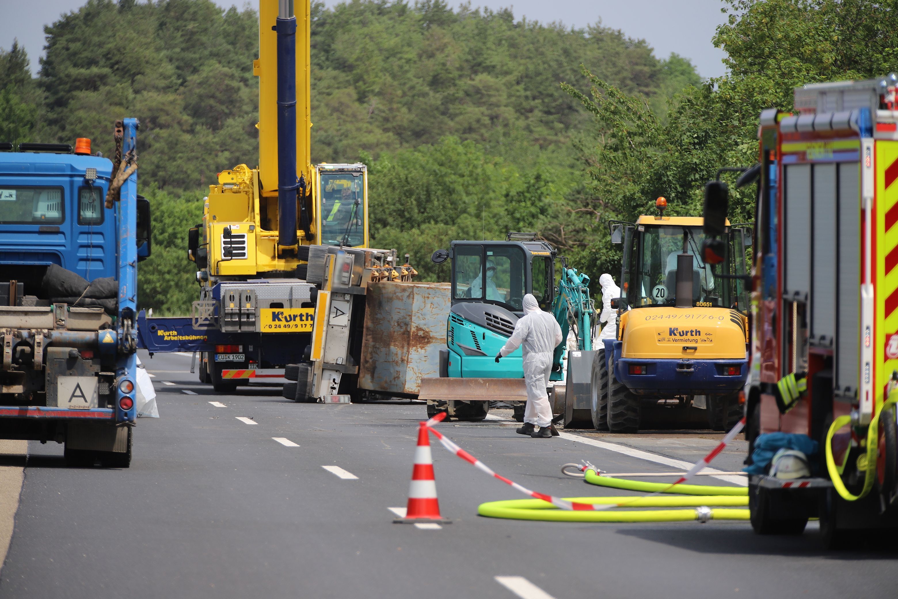 Ein Gefahrgut-Unfall bremst den Verkehr auf der Autobahn 1 südwestlich von Köln aus. Die Strecke musste zwischen den Anschlussstellen Mechernich und Nettersheim (Kreis Euskirchen) in beide Fahrtrichtungen voll gesperrt werden.