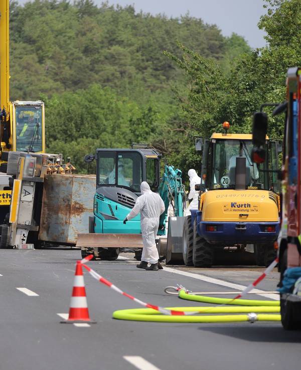 Ein Gefahrgut-Unfall bremst den Verkehr auf der Autobahn 1 südwestlich von Köln aus. Die Strecke musste zwischen den Anschlussstellen Mechernich und Nettersheim (Kreis Euskirchen) in beide Fahrtrichtungen voll gesperrt werden.