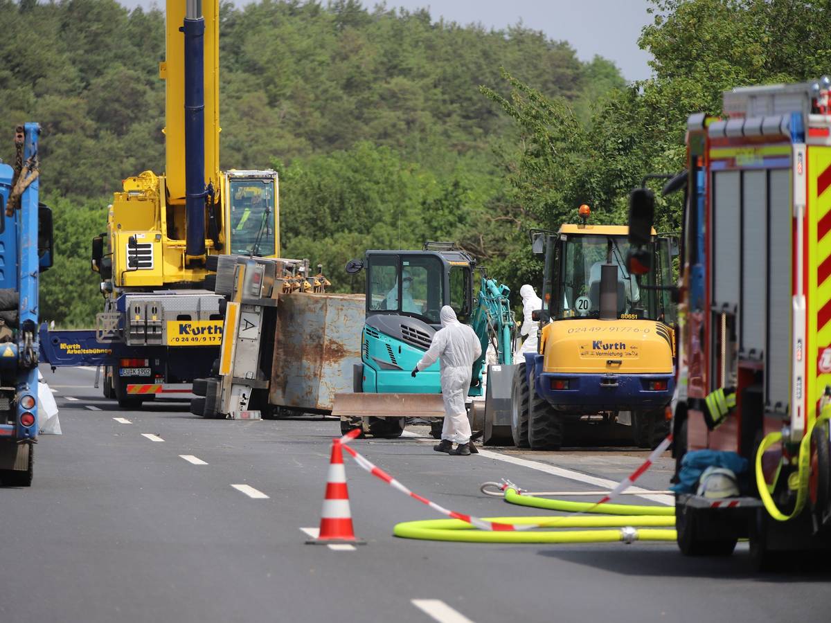 Ein Gefahrgut-Unfall bremst den Verkehr auf der Autobahn 1 südwestlich von Köln aus. Die Strecke musste zwischen den Anschlussstellen Mechernich und Nettersheim (Kreis Euskirchen) in beide Fahrtrichtungen voll gesperrt werden.