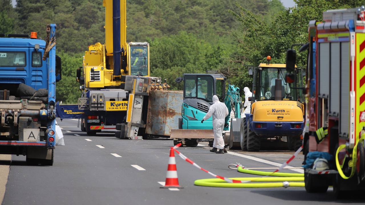 Ein Gefahrgut-Unfall bremst den Verkehr auf der Autobahn 1 südwestlich von Köln aus. Die Strecke musste zwischen den Anschlussstellen Mechernich und Nettersheim (Kreis Euskirchen) in beide Fahrtrichtungen voll gesperrt werden.