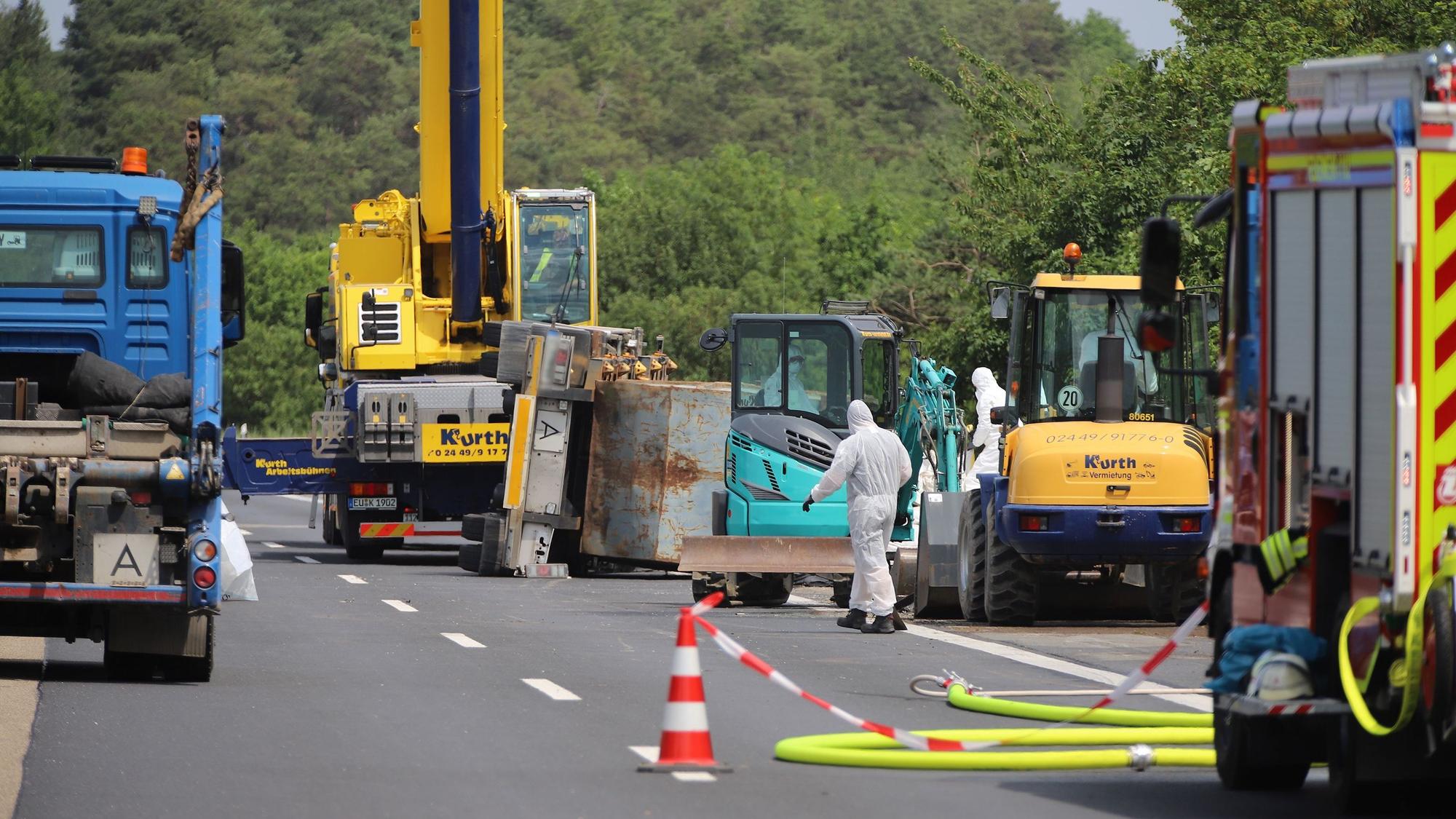 Ein Gefahrgut-Unfall bremst den Verkehr auf der Autobahn 1 südwestlich von Köln aus. Die Strecke musste zwischen den Anschlussstellen Mechernich und Nettersheim (Kreis Euskirchen) in beide Fahrtrichtungen voll gesperrt werden.