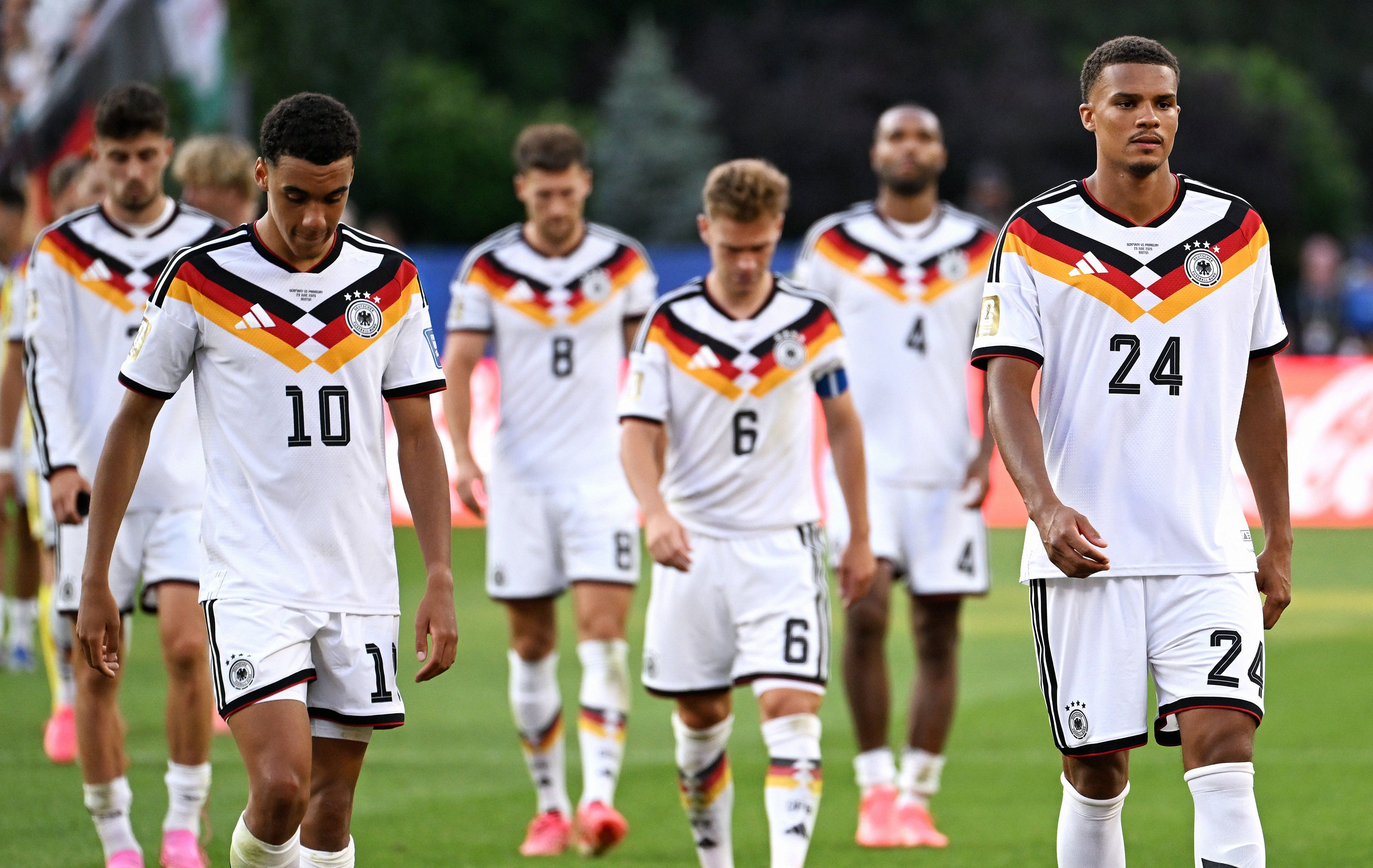 Jamal Musiala, Leon Goretzka, Joshua Kimmich, Jonathan Tah und Malick Thiaw gehen mit gesenkten Köpfen vom Platz.