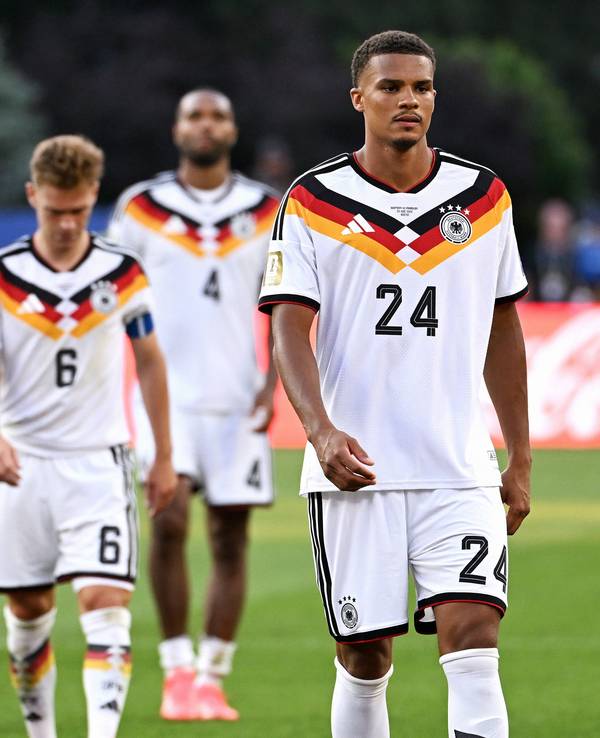 Jamal Musiala, Leon Goretzka, Joshua Kimmich, Jonathan Tah und Malick Thiaw gehen mit gesenkten Köpfen vom Platz.