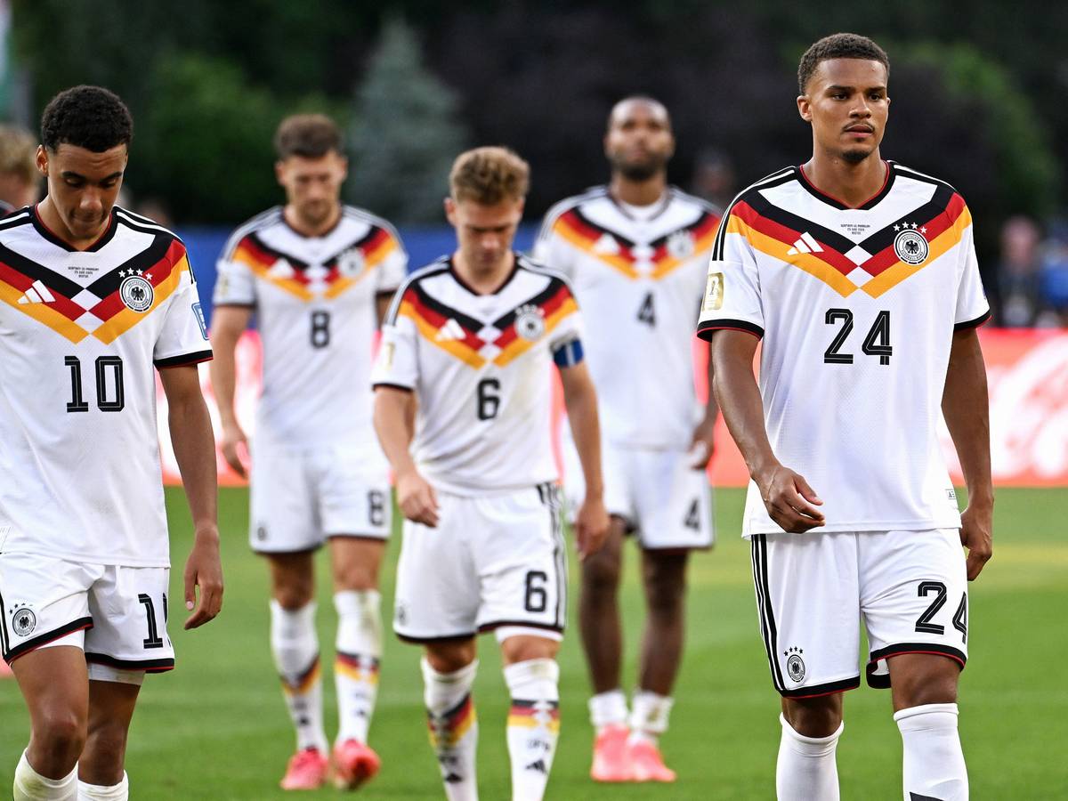 Jamal Musiala, Leon Goretzka, Joshua Kimmich, Jonathan Tah und Malick Thiaw gehen mit gesenkten Köpfen vom Platz.