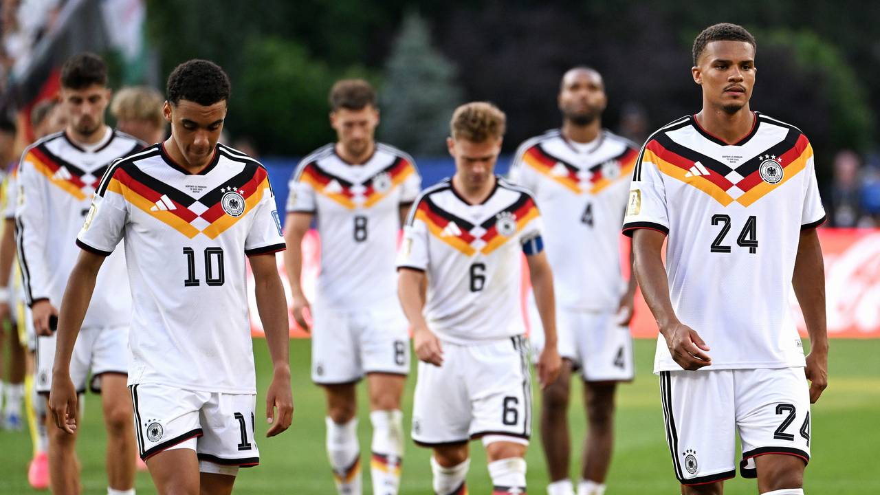 Jamal Musiala, Leon Goretzka, Joshua Kimmich, Jonathan Tah und Malick Thiaw gehen mit gesenkten Köpfen vom Platz.