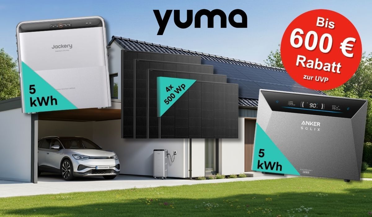 Yuma Heimspeicher-Bundles im Vergleich: links die Jackery SolarVault 3 Pro Max mit 5 kWh, rechts die Anker Solix Solarbank 4 Pro mit 5 kWh, dazu vier Solarmodule mit je 500 Wp vor einem modernen Einfamilienhaus mit Fahrzeug in der offenen Garage.