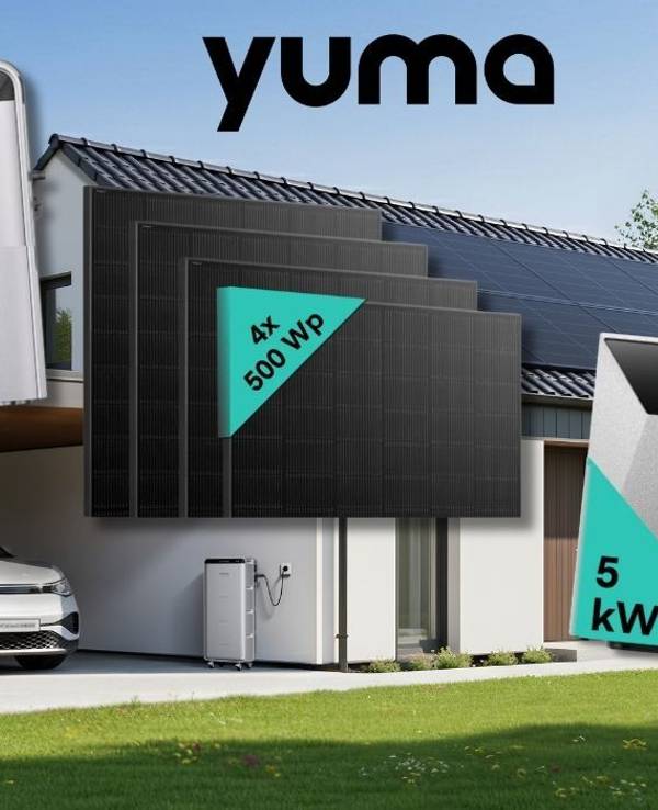 Yuma Heimspeicher-Bundles im Vergleich: links die Jackery SolarVault 3 Pro Max mit 5 kWh, rechts die Anker Solix Solarbank 4 Pro mit 5 kWh, dazu vier Solarmodule mit je 500 Wp vor einem modernen Einfamilienhaus mit Fahrzeug in der offenen Garage.