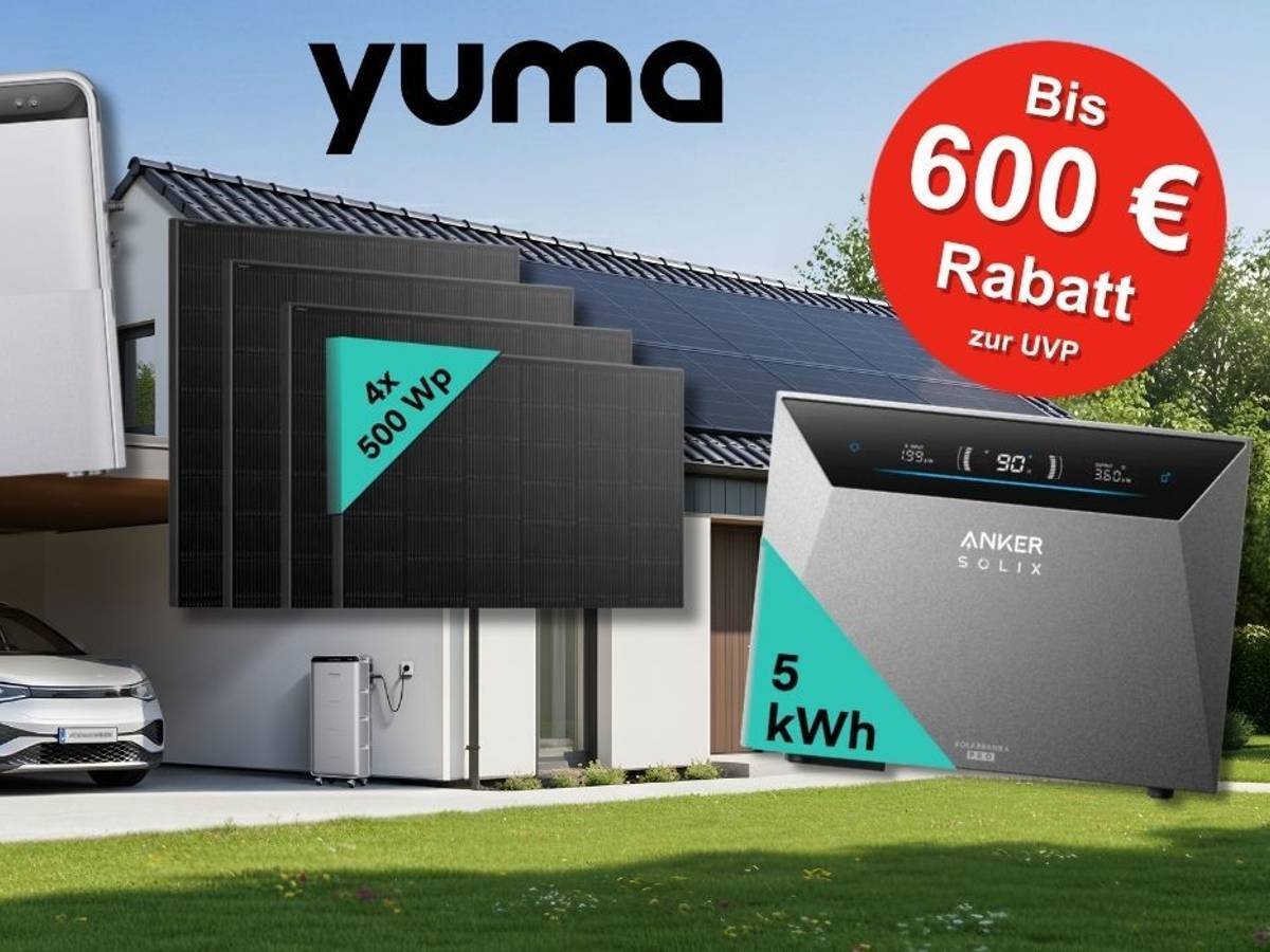 Yuma Heimspeicher-Bundles im Vergleich: links die Jackery SolarVault 3 Pro Max mit 5 kWh, rechts die Anker Solix Solarbank 4 Pro mit 5 kWh, dazu vier Solarmodule mit je 500 Wp vor einem modernen Einfamilienhaus mit Fahrzeug in der offenen Garage.