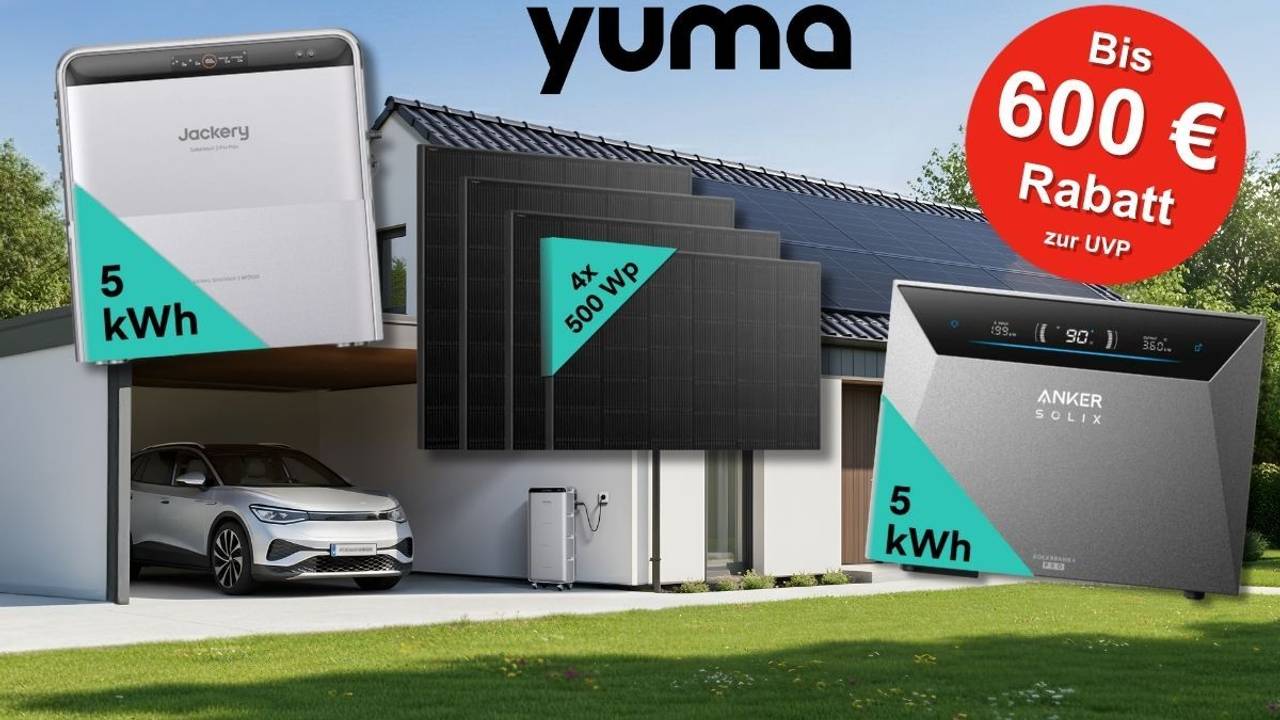 Yuma Heimspeicher-Bundles im Vergleich: links die Jackery SolarVault 3 Pro Max mit 5 kWh, rechts die Anker Solix Solarbank 4 Pro mit 5 kWh, dazu vier Solarmodule mit je 500 Wp vor einem modernen Einfamilienhaus mit Fahrzeug in der offenen Garage.