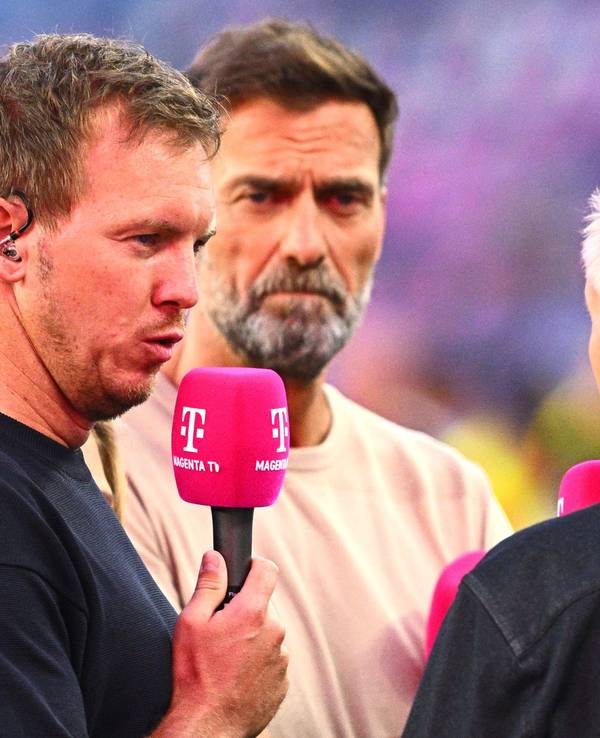 Julian Nagelsmann gibt bei MagentaTV ein Interview, Jürgen Klopp hört ihm zu.