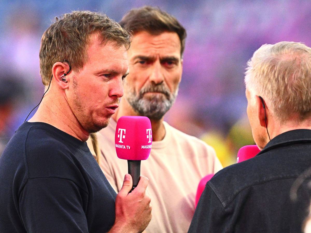Julian Nagelsmann gibt bei MagentaTV ein Interview, Jürgen Klopp hört ihm zu.
