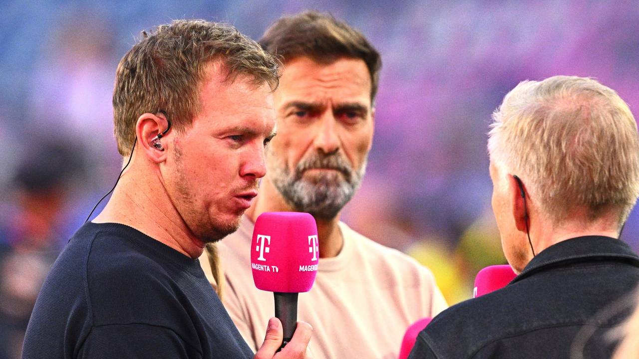 Julian Nagelsmann gibt bei MagentaTV ein Interview, Jürgen Klopp hört ihm zu.