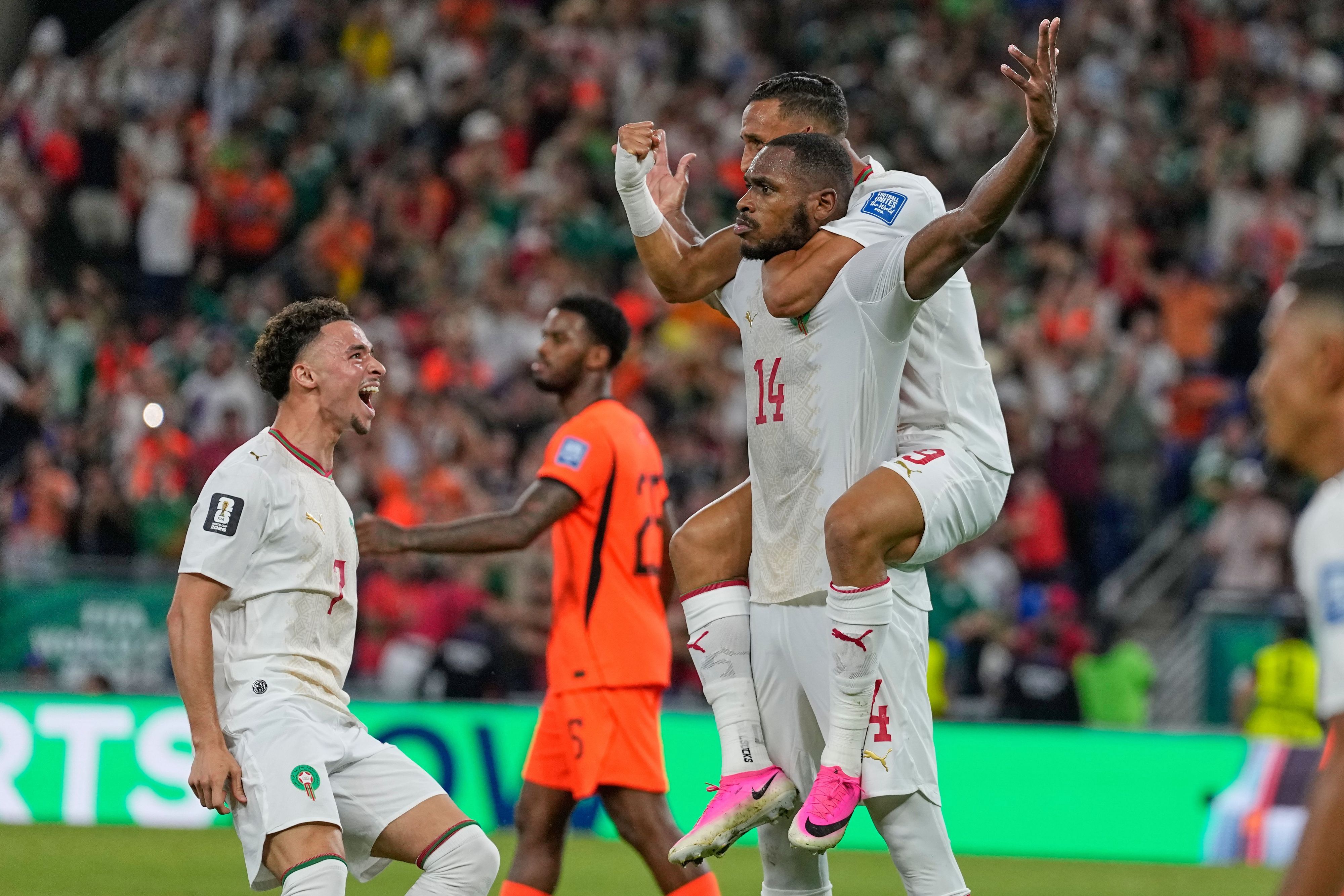 Der Marokkaner Issa Diop wird von seinen Teamkollegen Soufiane Rahimi (9) und Chemsdine Talbi (links) beglückwünscht, nachdem er  das erste Tor für seine Mannschaft erzielt hat.