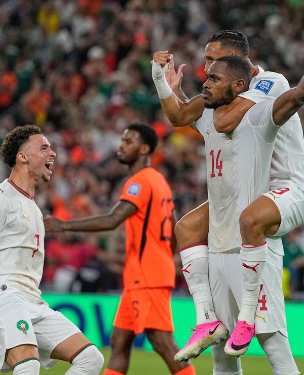 Der Marokkaner Issa Diop wird von seinen Teamkollegen Soufiane Rahimi (9) und Chemsdine Talbi (links) beglückwünscht, nachdem er das erste Tor für seine Mannschaft erzielt hat.