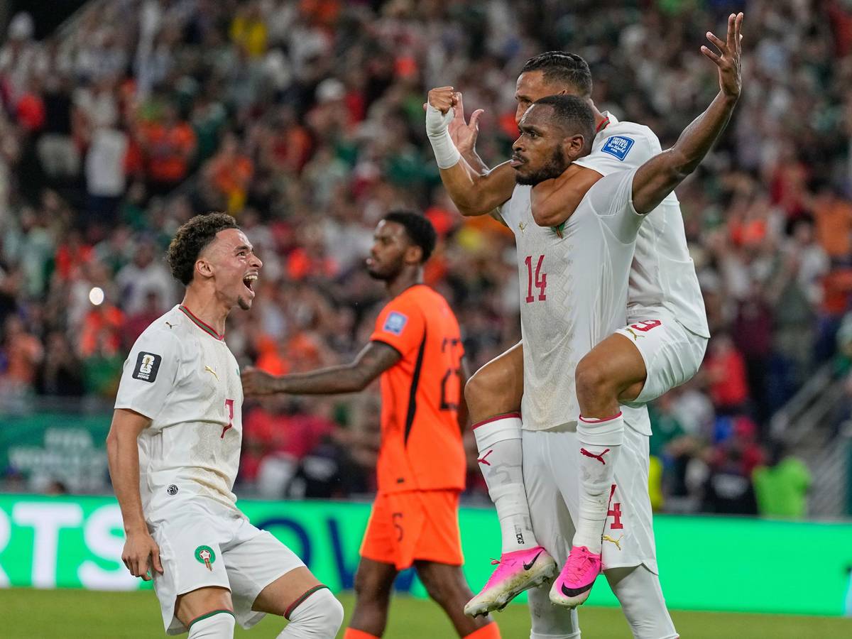 Der Marokkaner Issa Diop wird von seinen Teamkollegen Soufiane Rahimi (9) und Chemsdine Talbi (links) beglückwünscht, nachdem er das erste Tor für seine Mannschaft erzielt hat.