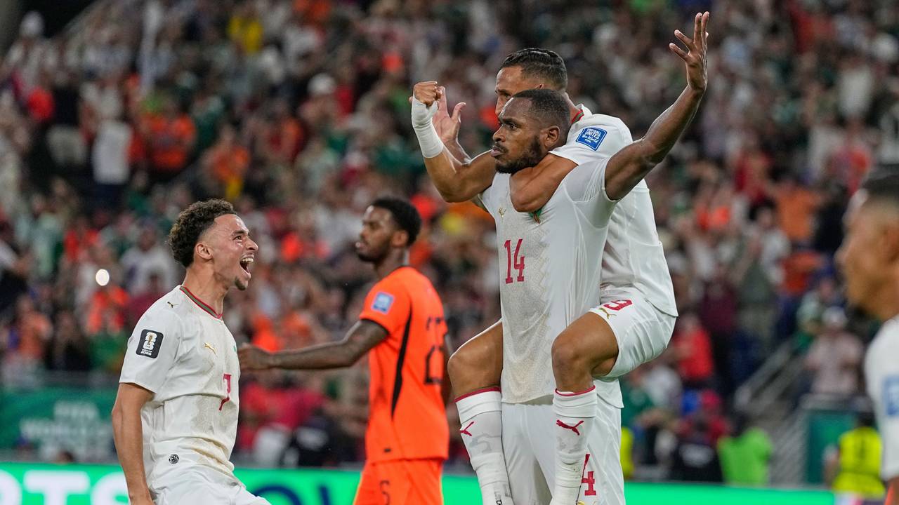 Der Marokkaner Issa Diop wird von seinen Teamkollegen Soufiane Rahimi (9) und Chemsdine Talbi (links) beglückwünscht, nachdem er das erste Tor für seine Mannschaft erzielt hat.