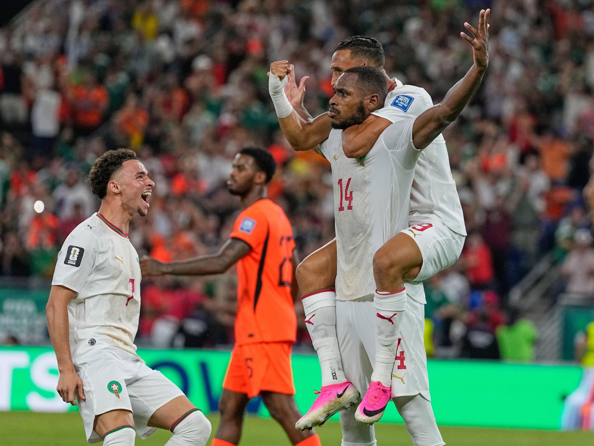 Der Marokkaner Issa Diop wird von seinen Teamkollegen Soufiane Rahimi (9) und Chemsdine Talbi (links) beglückwünscht, nachdem er das erste Tor für seine Mannschaft erzielt hat.