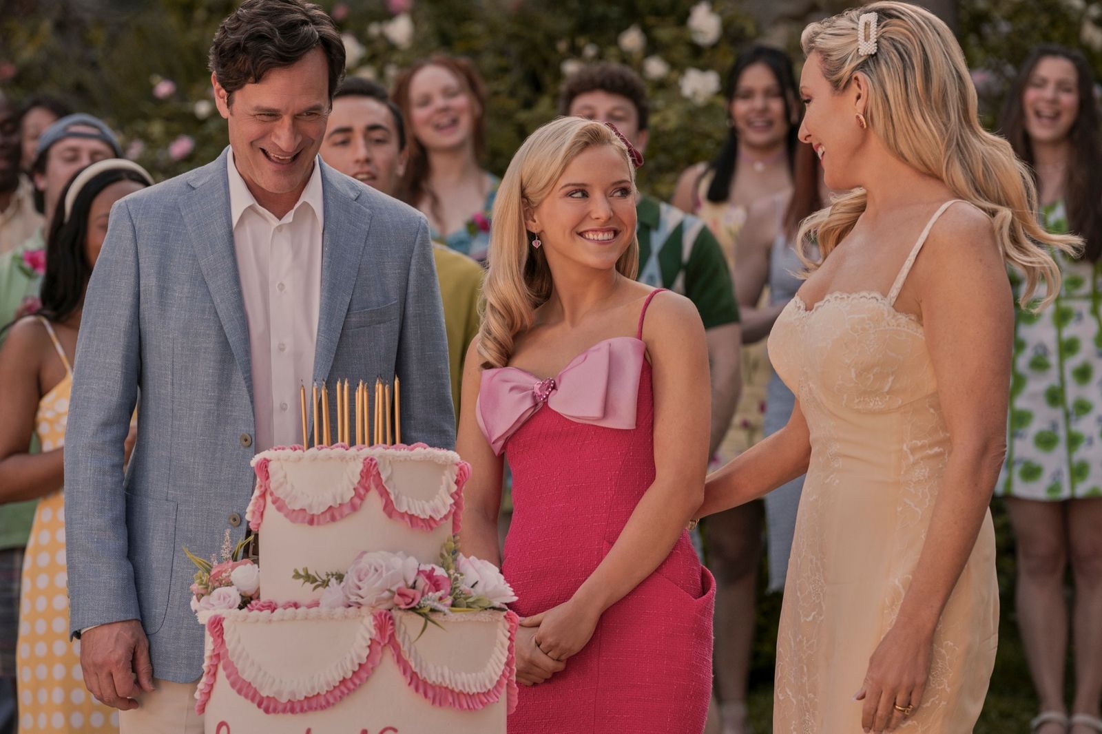 Ihre Eltern Eva (June Diane Raphael) und Wyatt (Tom Everett Scott) schenken Elle (Lexi Minetree) noch eine rauschende „Sweet Sixteen“-Party, bevor der Umzugswagen kommt. (Bild: © Amazon Content Services/Jessica Brooks)