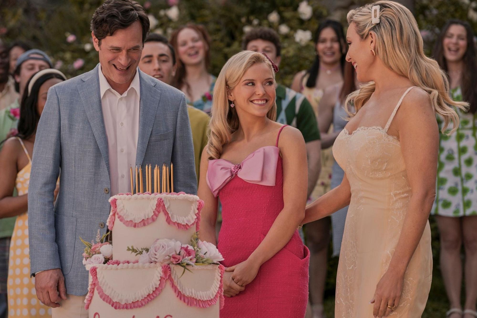 Ihre Eltern Eva (June Diane Raphael) und Wyatt (Tom Everett Scott) schenken Elle (Lexi Minetree) noch eine rauschende „Sweet Sixteen“-Party, bevor der Umzugswagen kommt. (Bild: © Amazon Content Services/Jessica Brooks)