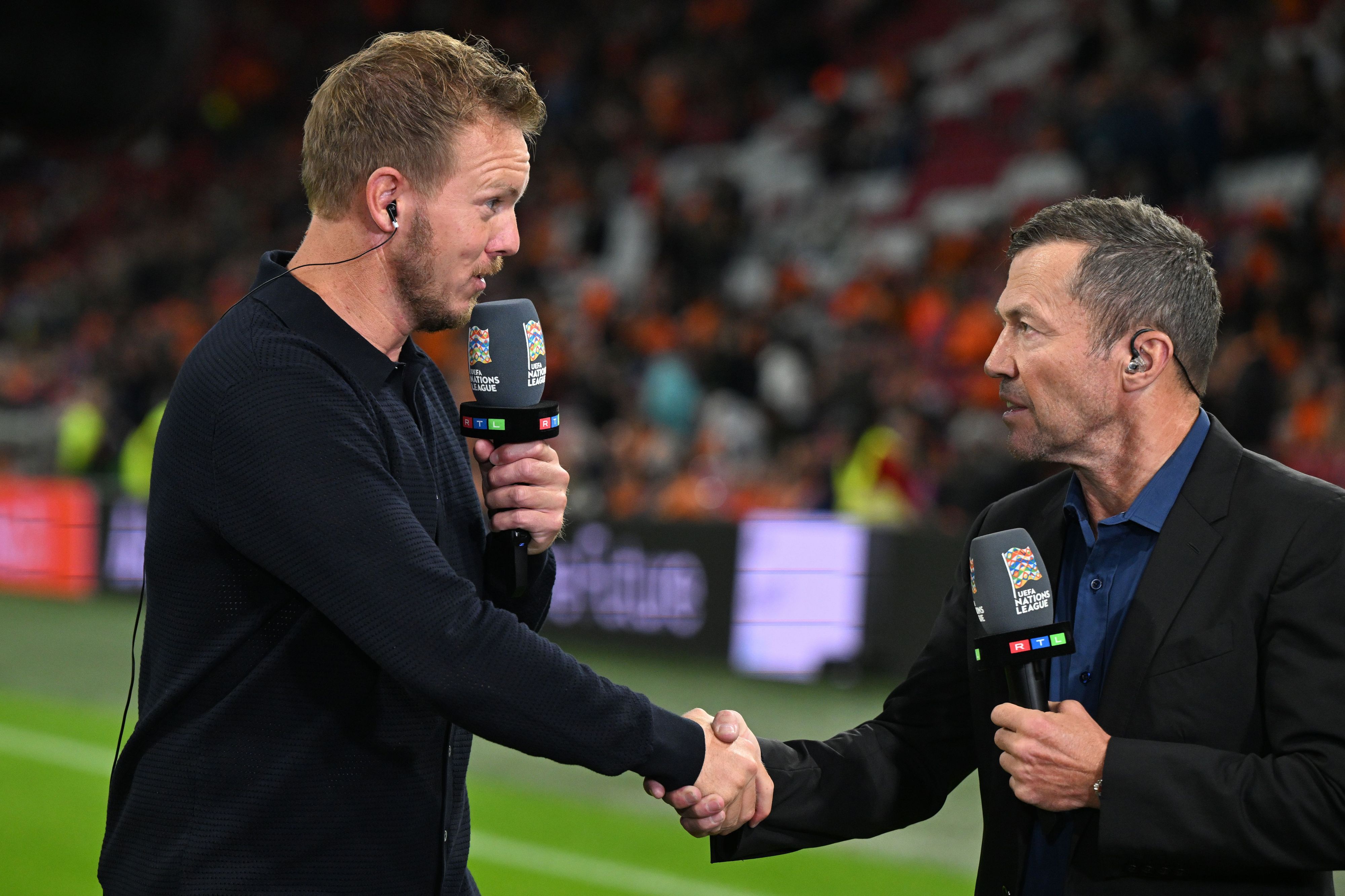 Lothar Matthäus und Julian Nagelsmann geben sich die Hand.