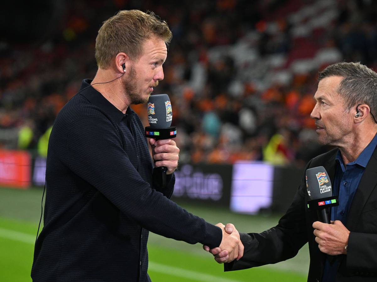 Lothar Matthäus und Julian Nagelsmann geben sich die Hand.
