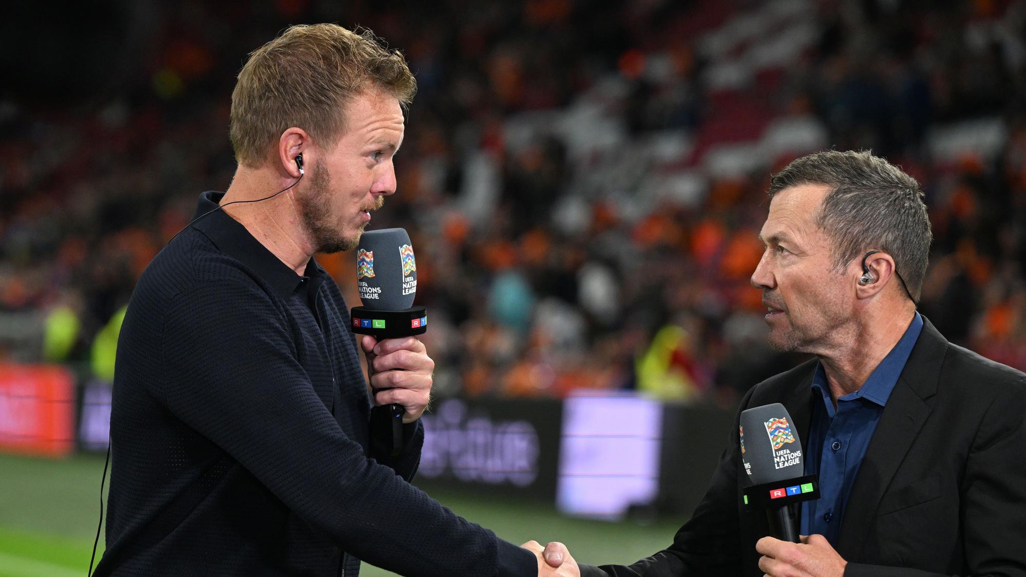 Lothar Matthäus und Julian Nagelsmann geben sich die Hand.
