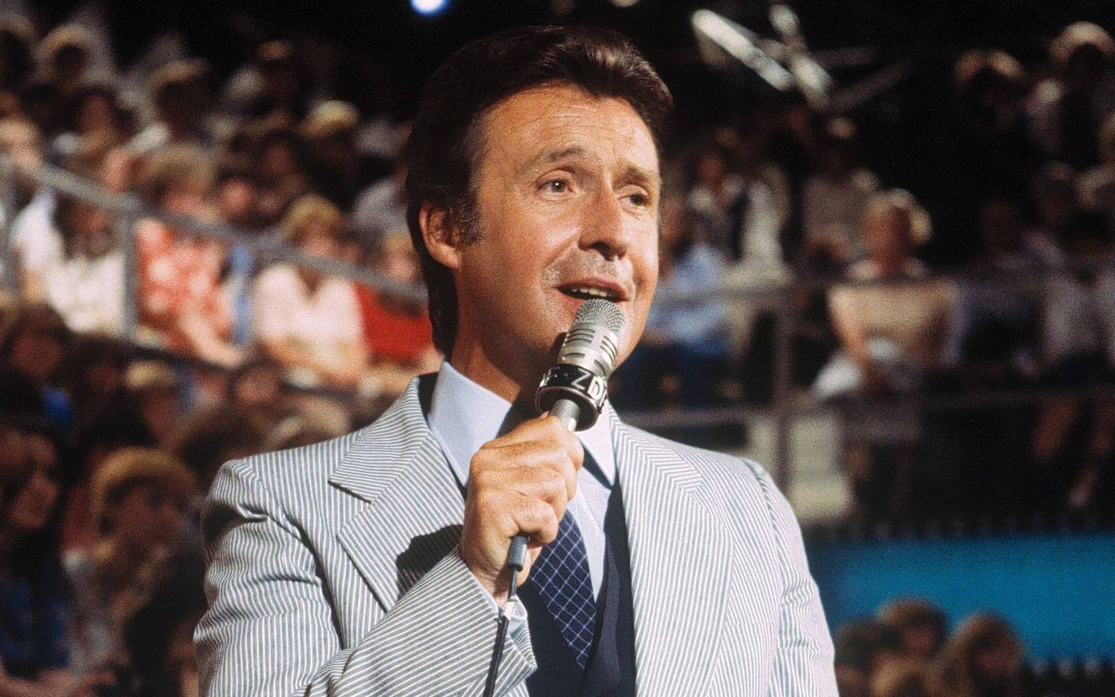 In den 70er-Jahren war Peter Alexander mit seinen Hits auch Dauergast in der ZDF-“Hitparade“. (Bild: IMAGO / United Archives)