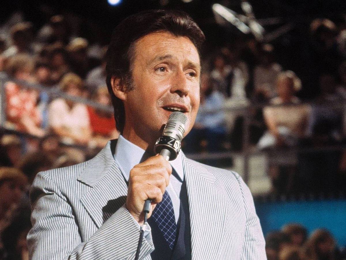 In den 70er-Jahren war Peter Alexander mit seinen Hits auch Dauergast in der ZDF-“Hitparade“. (Bild: IMAGO / United Archives)