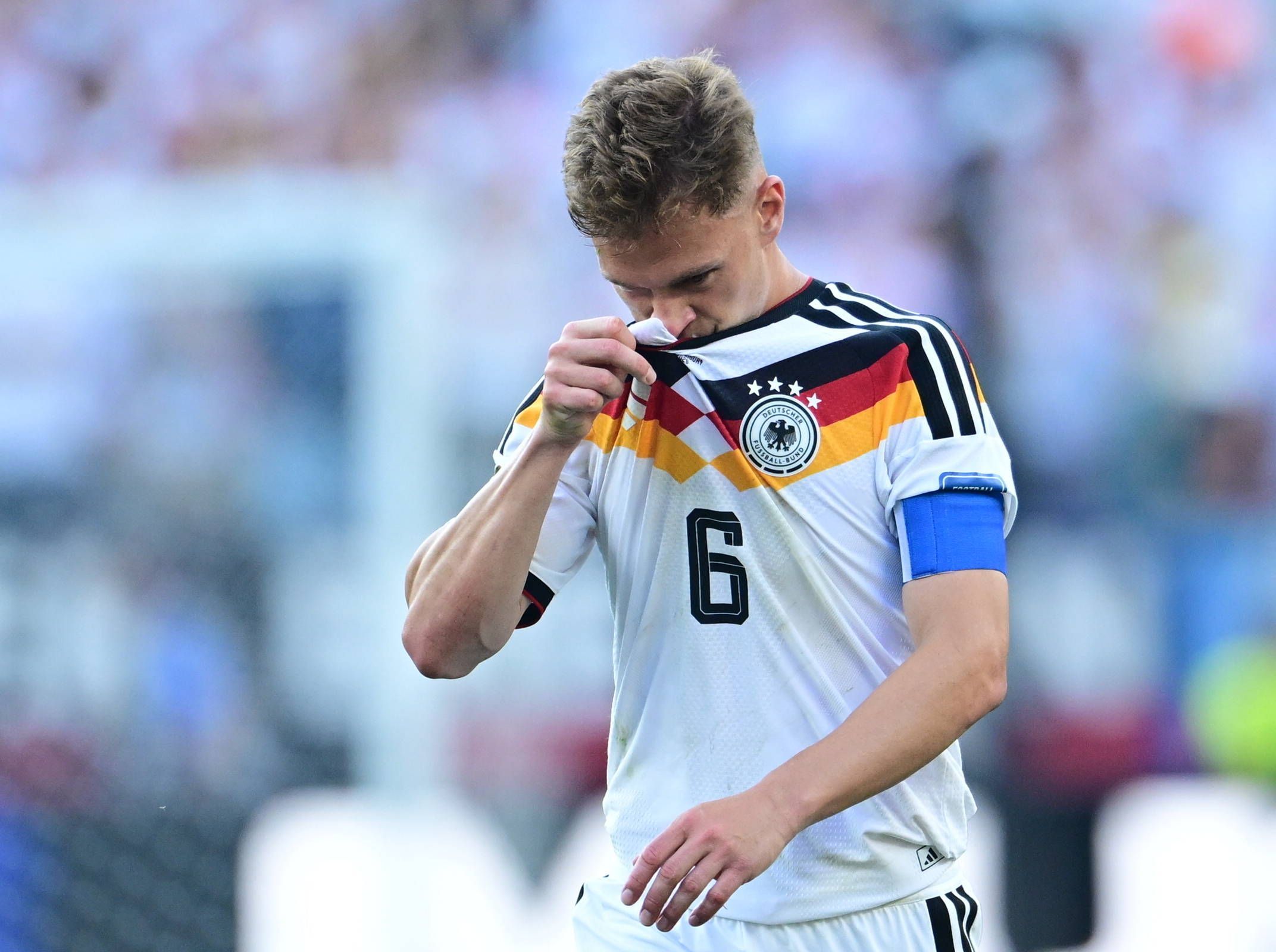 Joshua Kimmich reagiert frustriert auf dem Platz.