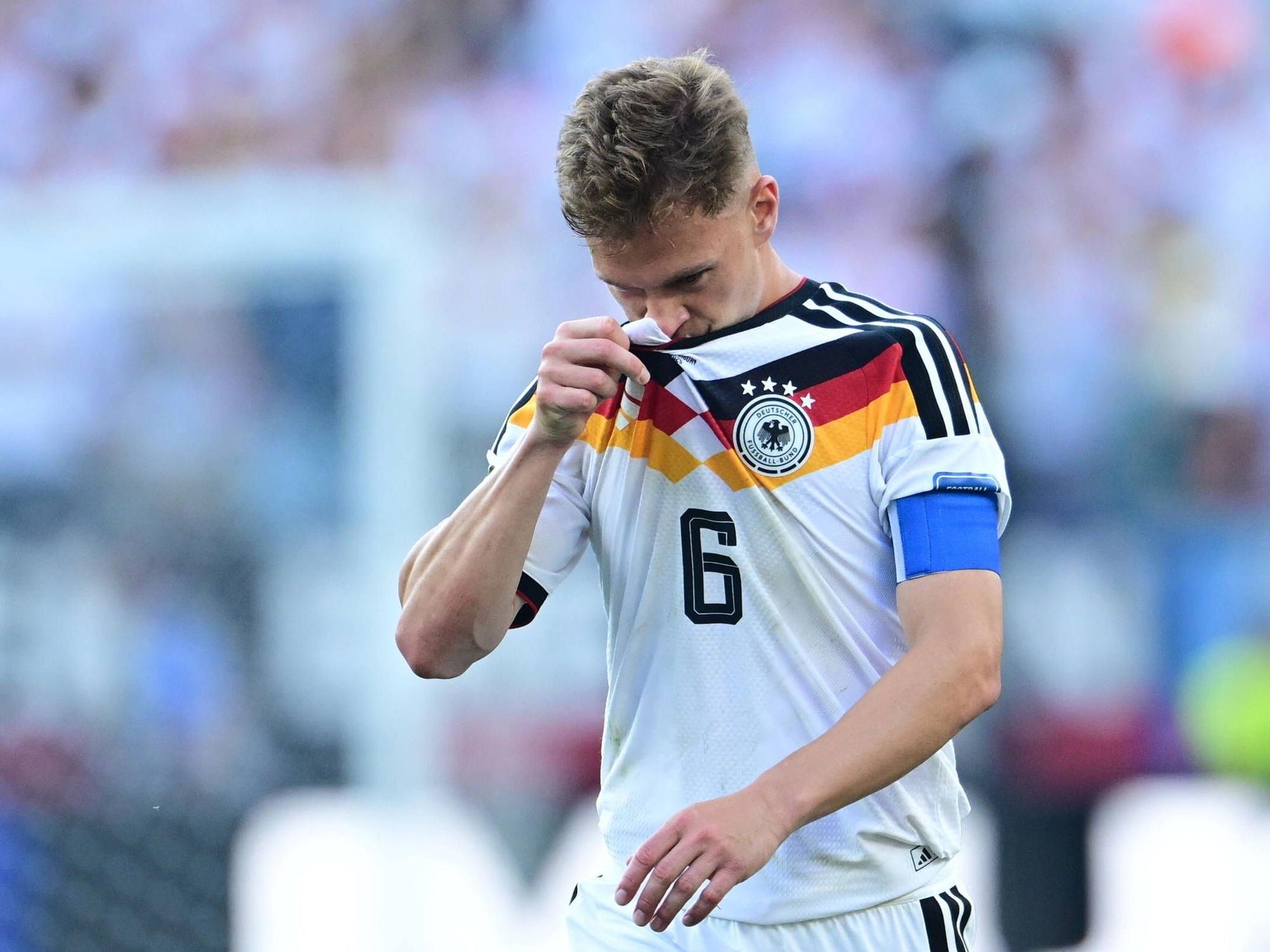 Joshua Kimmich reagiert frustriert auf dem Platz.