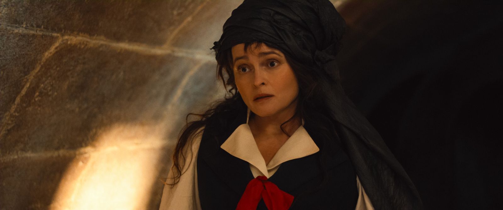 Eudoria Holmes (Helena Bonham Carter) macht sich Sorgen um ihren Sohn.  (Bild: 2026, Netflix Inc.)