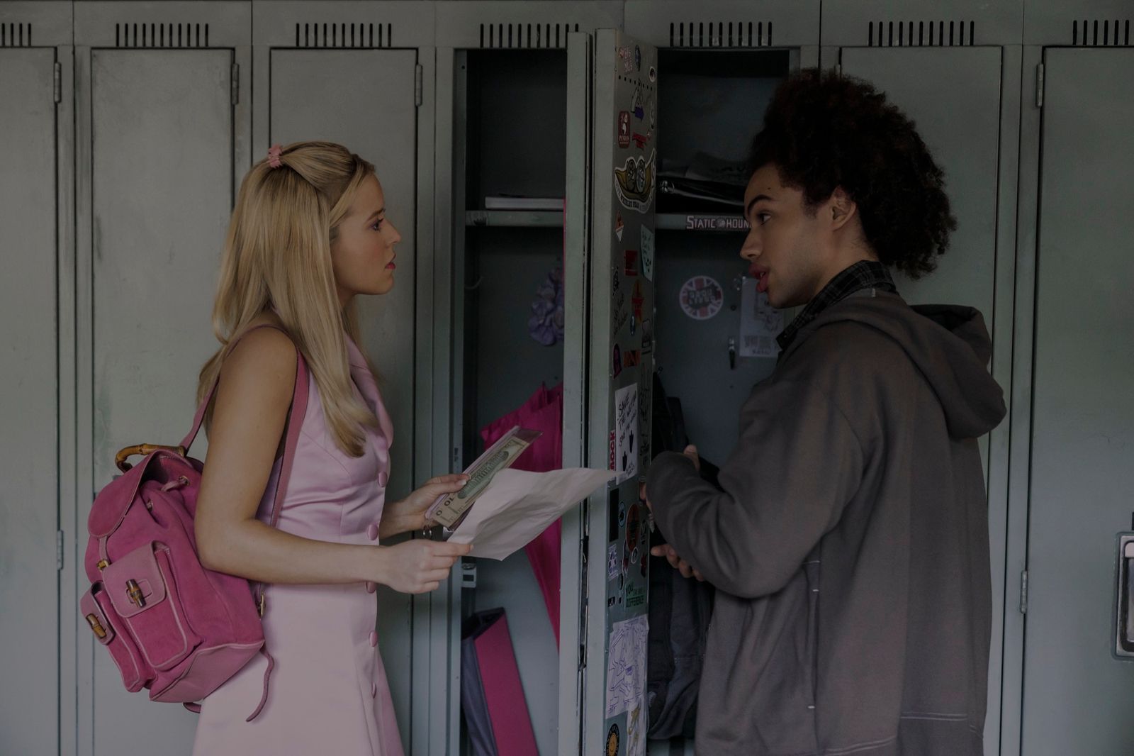 Ihren neuen Spind-Nachbarn Dustin (Zac Looker) muss Elle (Lexi Minetree) erst noch von ihrem pinken Optimismus überzeugen. (Bild: © Amazon Content Services/Jessica Brooks)